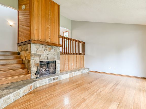 3rd image of 2311 NE Parkview Dr