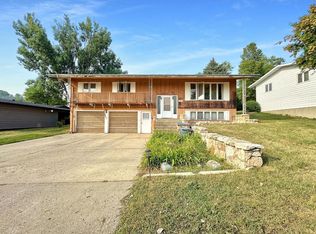 2206 11th Ave NW, Minot, ND 58703