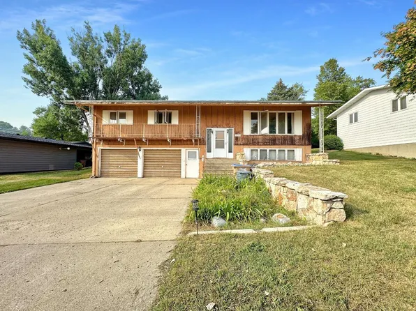 2206 11th Ave NW, Minot, ND 58703