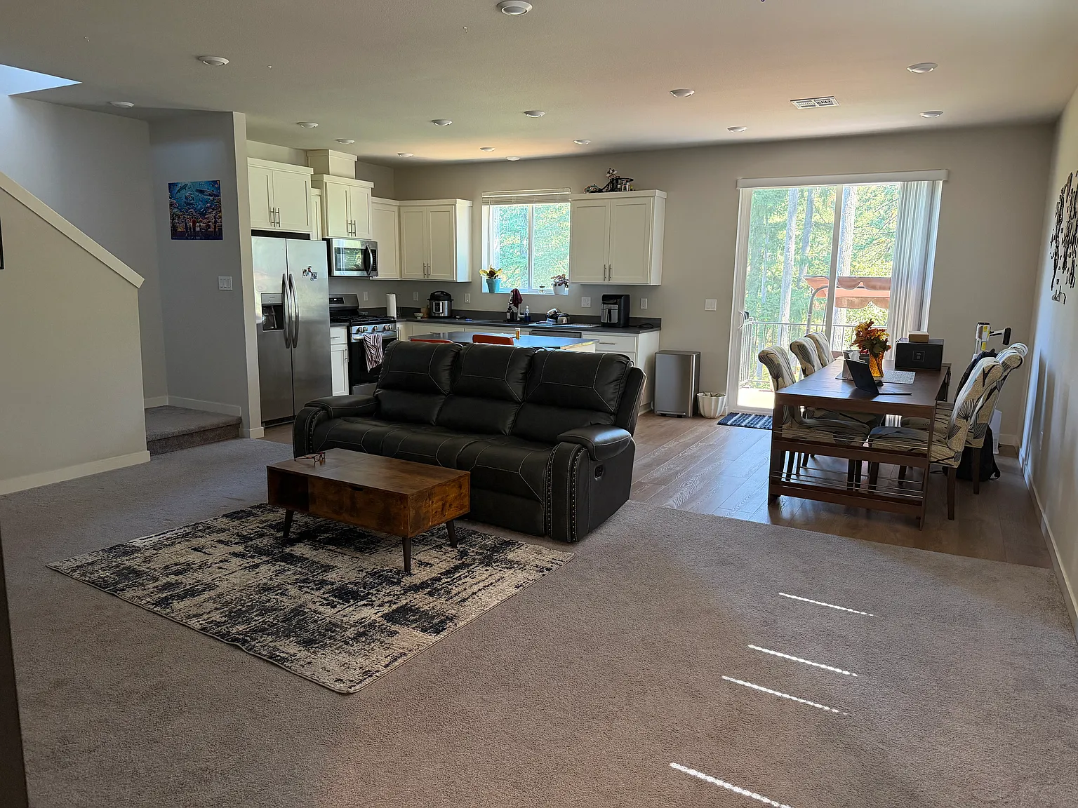 4 bed, 2.5 bath, 2056 sqft, $3,200 — Photo 2