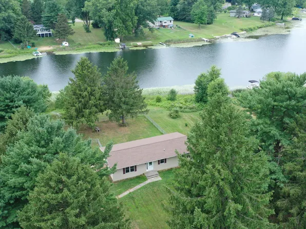 52400 Susan Ln, Dowagiac, MI 49047