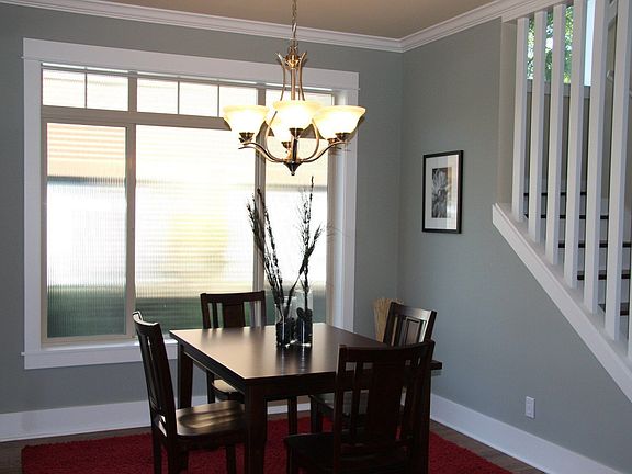 Lots of Natural Ligth in the Dining Room