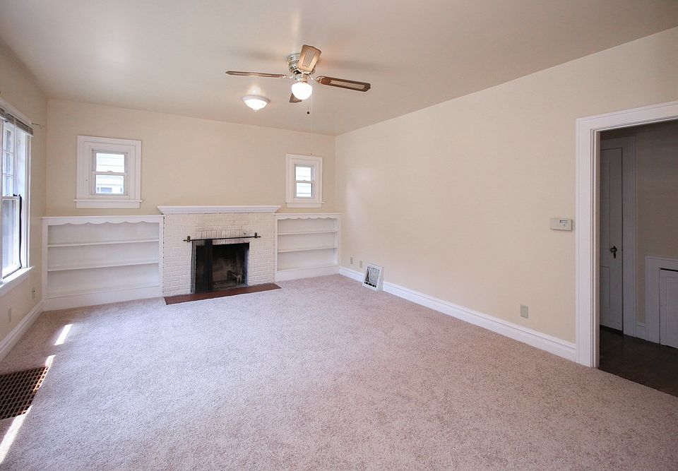 Charming fireplace and shelves in the livingroom.