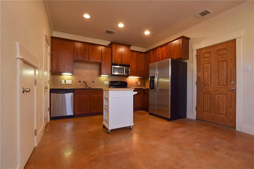 3 bed, 1.5 bath, 1100 sqft, $2,200 — Photo 2