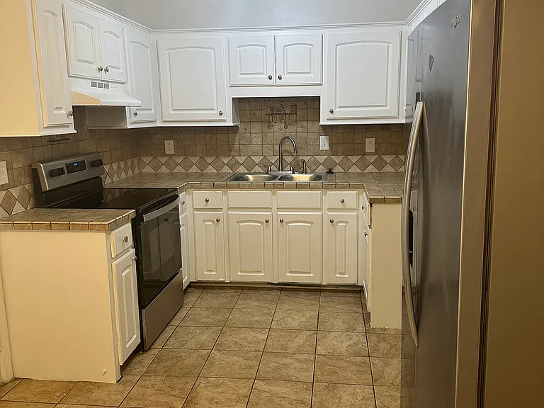 7911 Ebony Ct — Photo 6