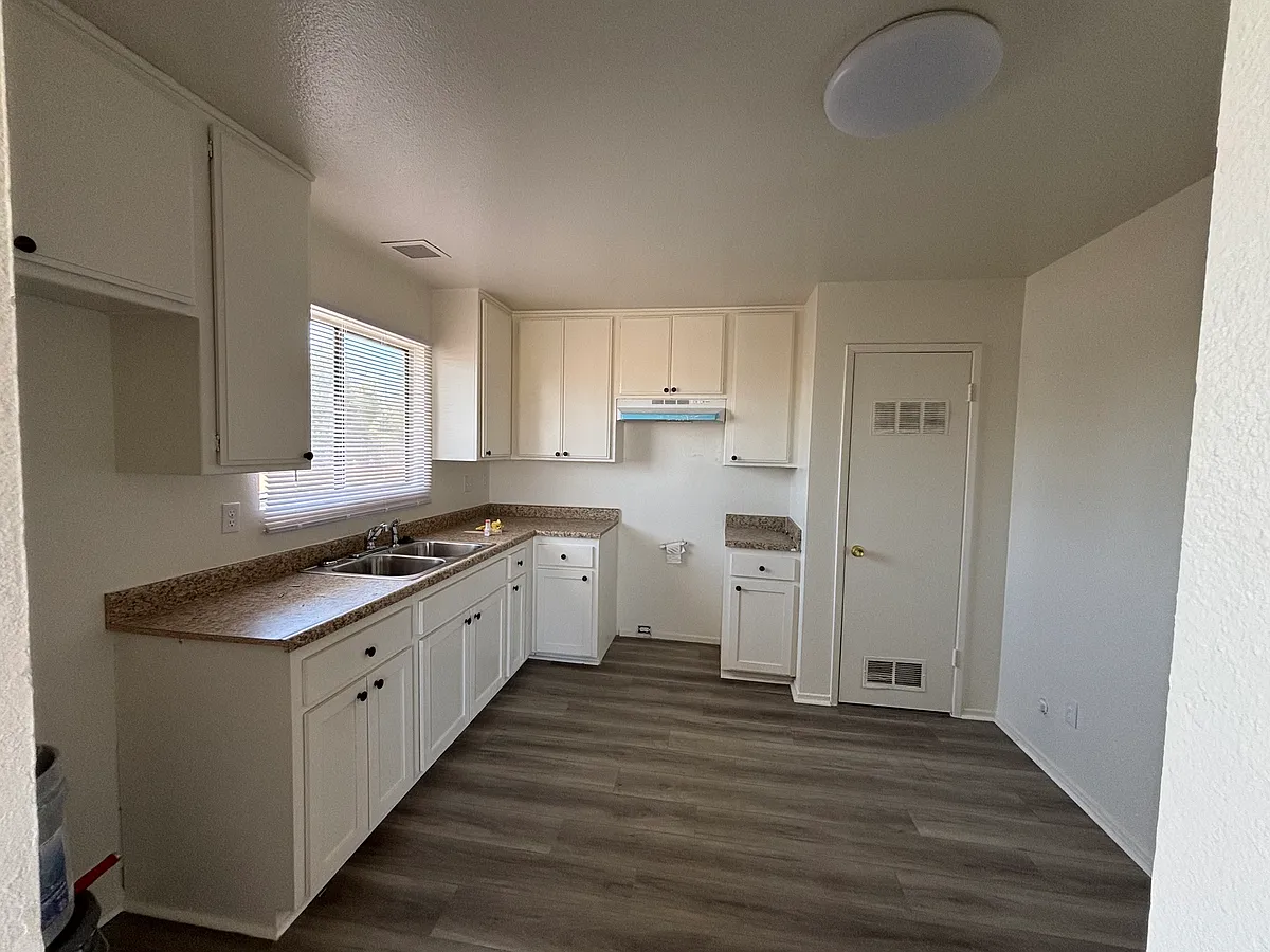Building Photo - 1134 E Avenue Q #5