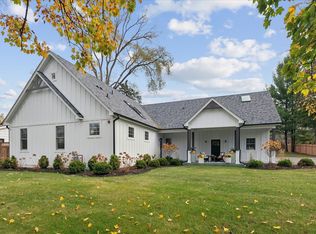 726 Paradise Ln, Libertyville, IL 60048