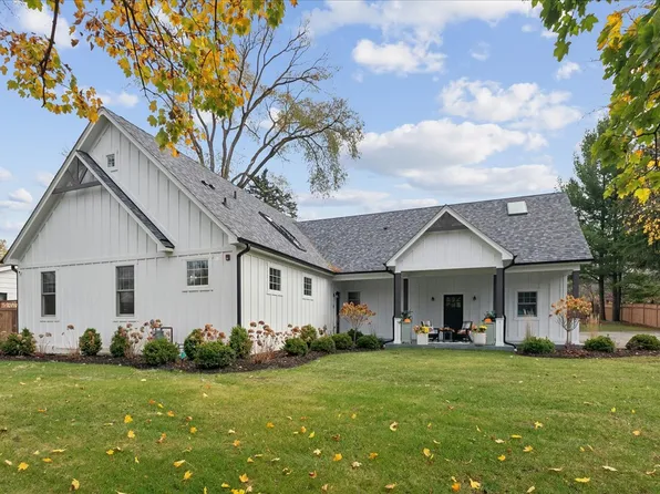 726 Paradise Ln, Libertyville, IL 60048