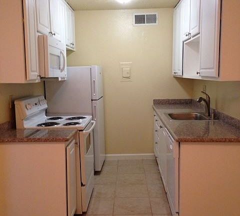 3rd image of 1629 H St APT 08