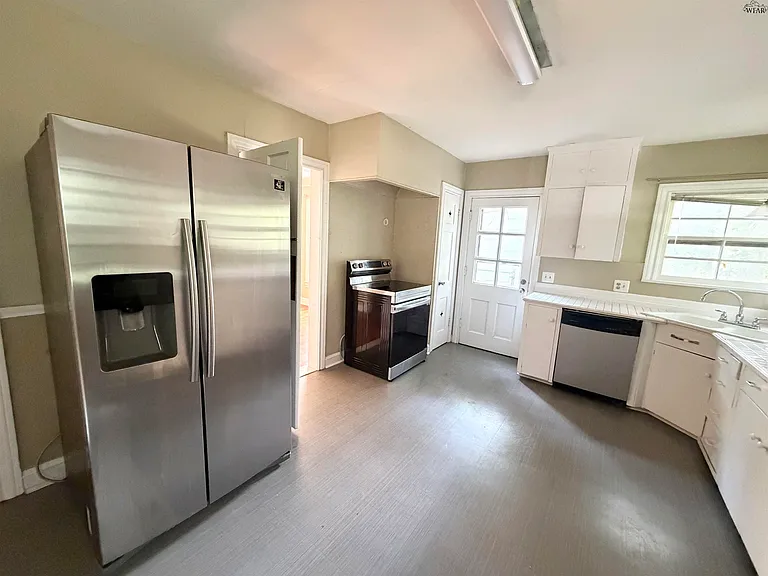 1820 Ardath Ave — Photo 8