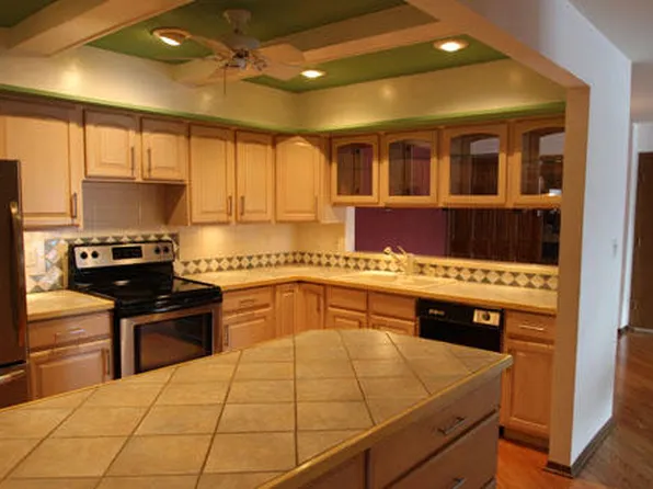 339 Park Hill Dr, Pewaukee, WI 53072