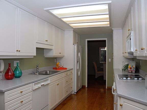 3rd image of 630 Sand Hill Cir