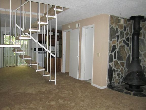 2nd image of 3872 Parklane Dr