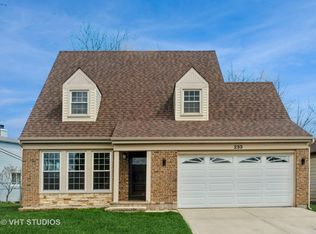 233 W Lakeside Dr, Vernon Hills, IL