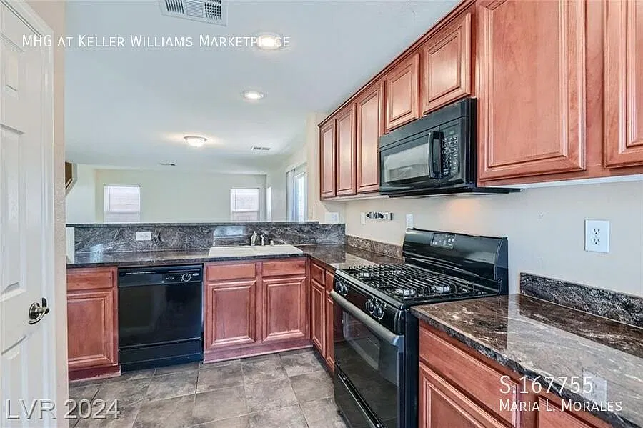 3 bed, $1,895 — Photo 2
