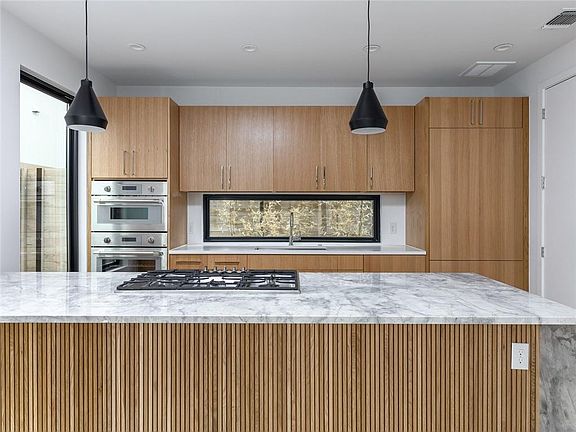3rd image of 810 Theresa Ave