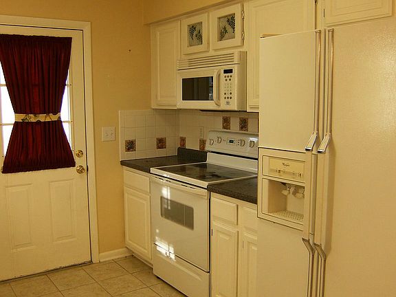 3rd image of 2660 Venetian Way