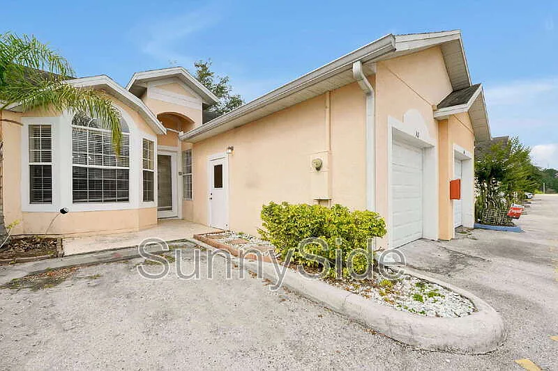3 bed, 2.0 bath, 1000 sqft, $1,695 — Photo 2