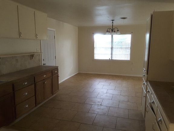 4th image of 111 S Dewberry Dr