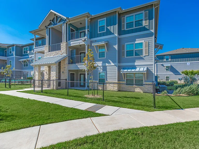 Royal Vista — Photo 2