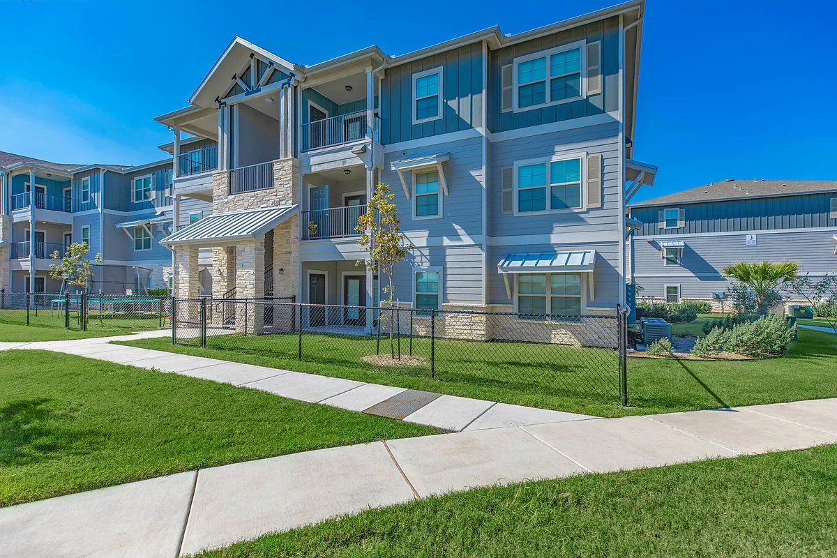 Building Photo - Royal Vista