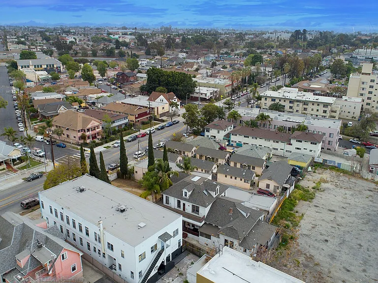 Mariachi Plaza Apartments (OLD) — Photo 9