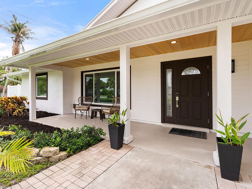 1st image of 701 SE Dolphin Drive