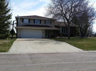 12974 Prairiewood Dr, Aberdeen, SD 57401