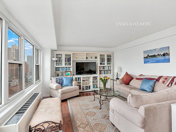 3rd image of 400 E 77th St APT 17B