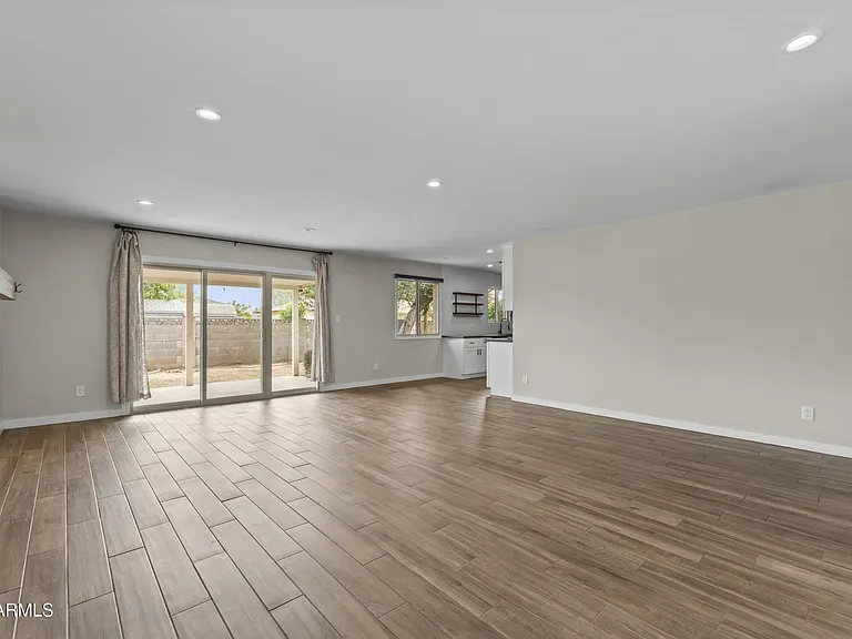 1229 E Manhatton Dr — Photo 8