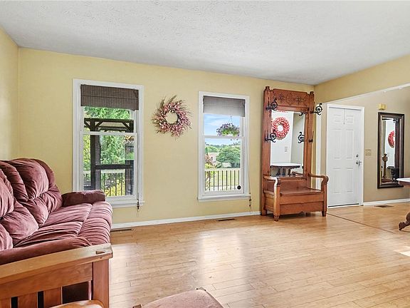 4th image of 61 Winchester Dr