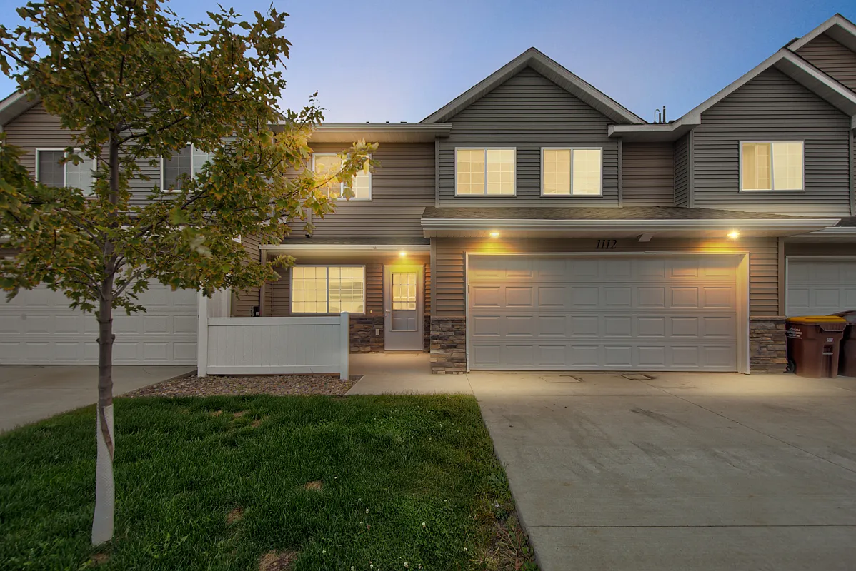 3 bed, 2.5 bath, 1550 sqft, $1,950 — Photo 2