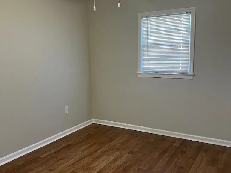 705 Hampton Dr — Photo 6