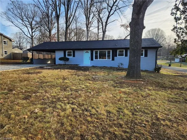 902 Country Ln, Winston Salem, NC 27107