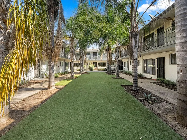 4050 Stevely Ave — Photo 8