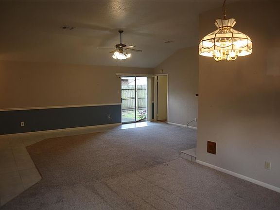 4th image of 2931 Walnut Springs Dr