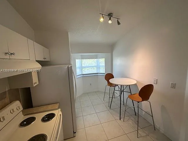 Venetia Gardens Condo — Photo 4