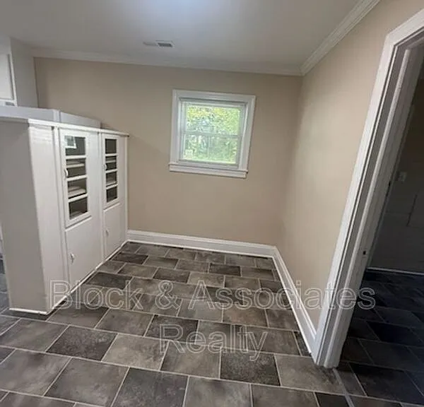 720 S Main St — Photo 3
