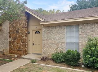 628 Overlook Ct, Arlington, TX 76012