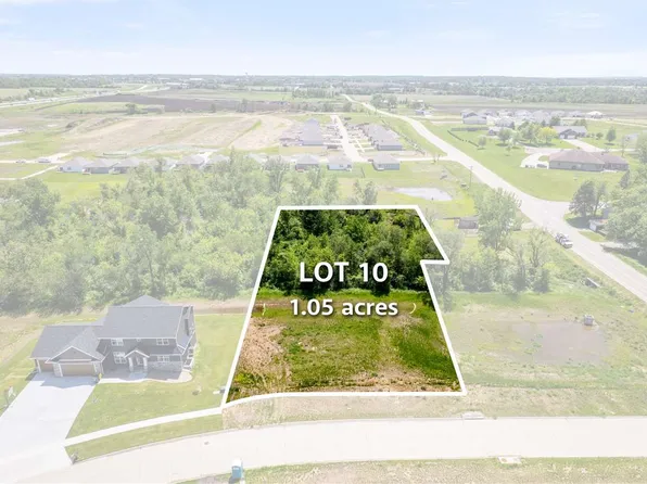 2921 Timber Creek Ct, Hiawatha, IA 52233