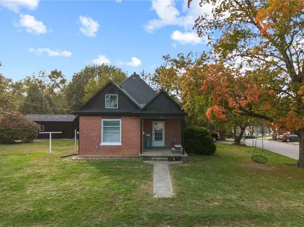 429 S 8th St, Atchison, KS 66002