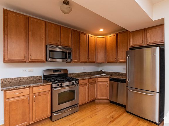 5th image of 4938 N Winthrop Ave APT 3E