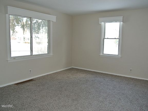 4th image of 2140 Dawson Ave NE