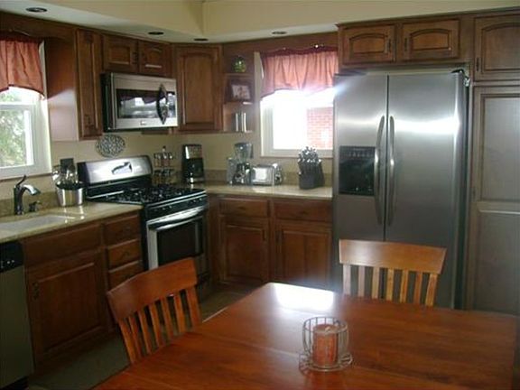 3rd image of 3437 Pinewood Dr
