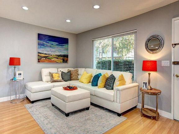3rd image of 192 Oak Brook Cir