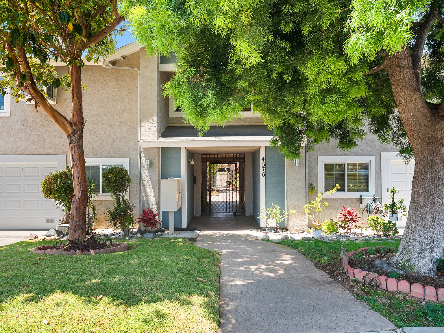 2 bed, 1.5 bath, 996 sqft, $3,485 — Photo 2