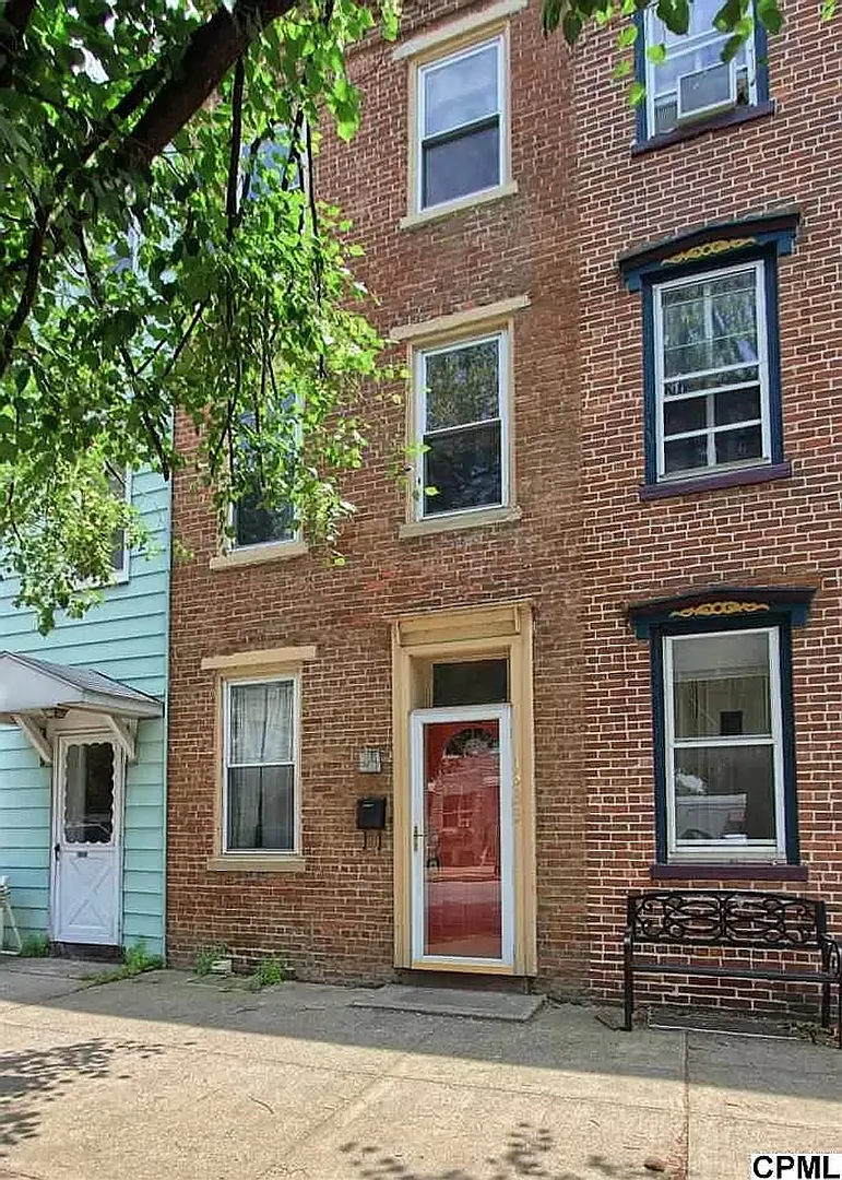 Spacious 3 Bedroom on 2nd — Photo 1