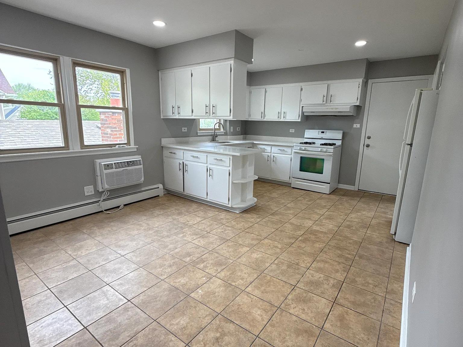 3 bed, 1000 sqft, $2,200 — Photo 4