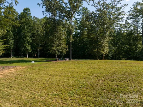 153 Cape Martin Cir, Hendersonville, NC 28791