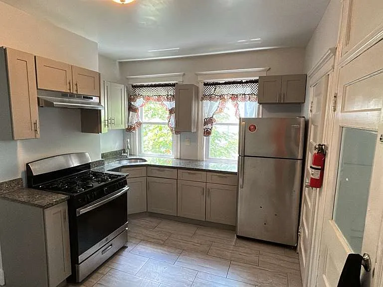 21 Alexander St — Photo 4